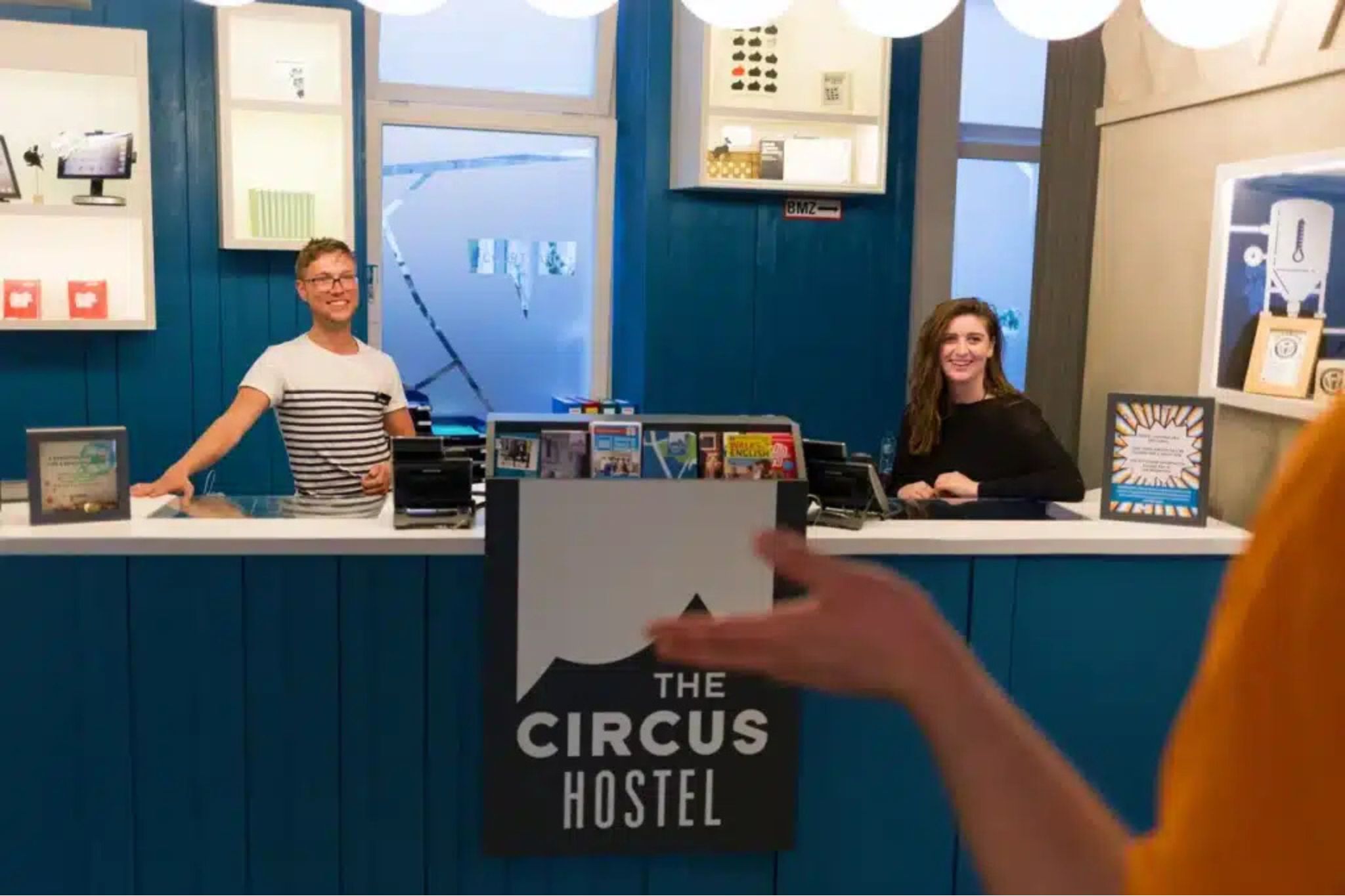 thiêt kế quầy lễ tân hostel 17
